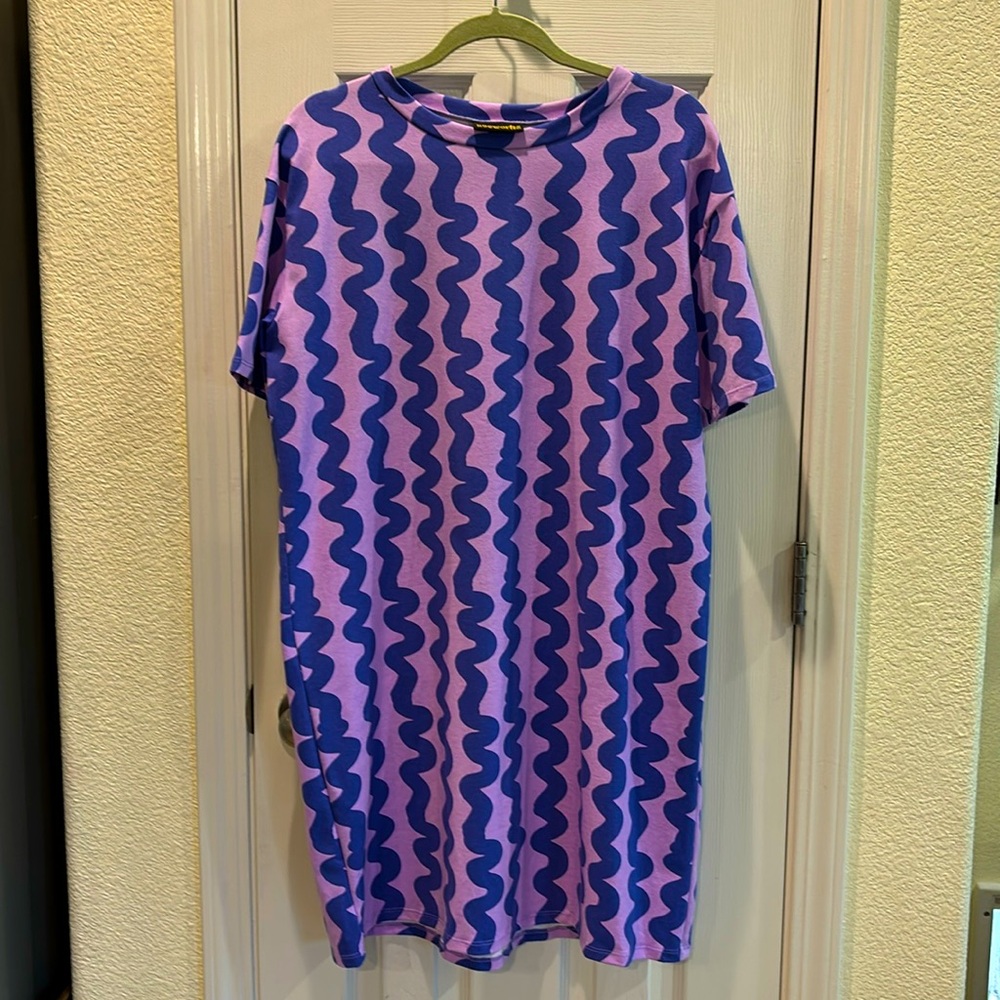 Nooworks tee shirt dress size Large in purple graphic print